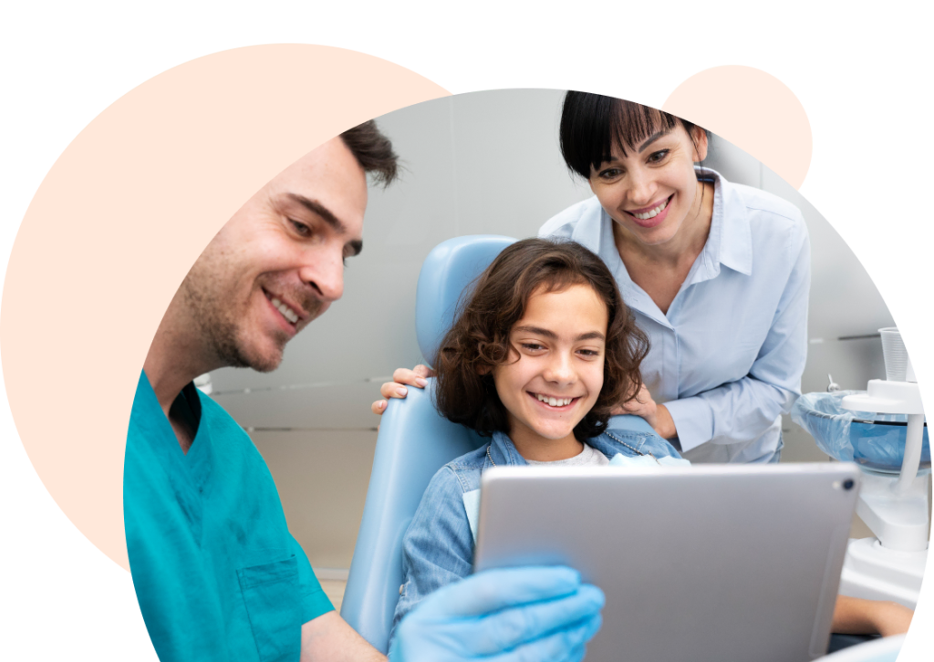 Dentiste et assistante avec une jeune patiente