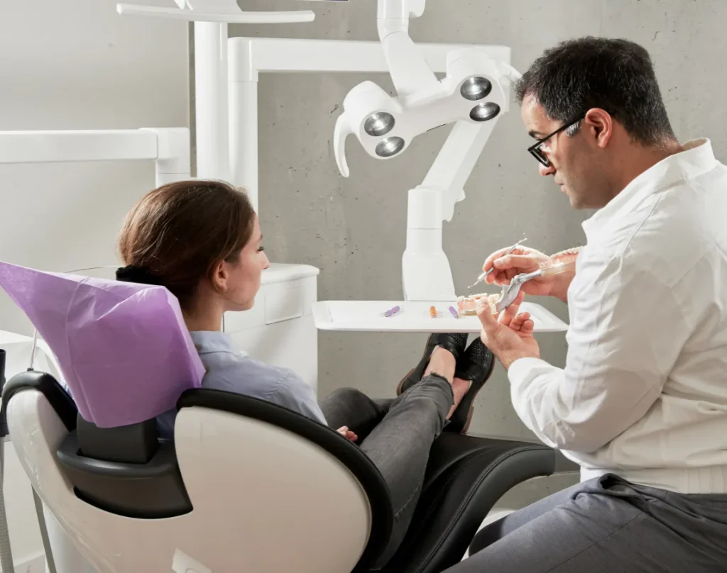 Dentiste en consultation avec une patiente