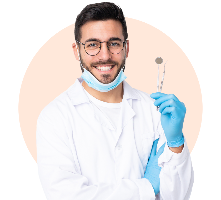 Dentiste souriant avec un miroir dentaire
