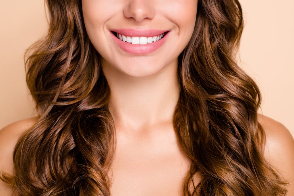 Sourire éclatant aux dents blanches
