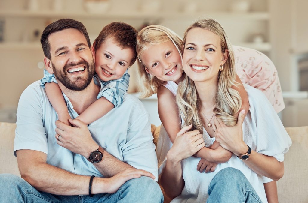 Famille souriante avec deux enfants